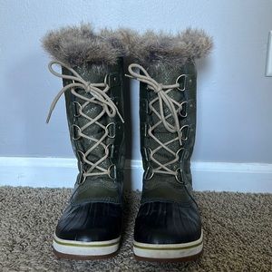 Sorel Joan of Arctic 8.5  olive green faux fur
